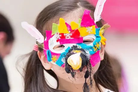 Kind mit Maske