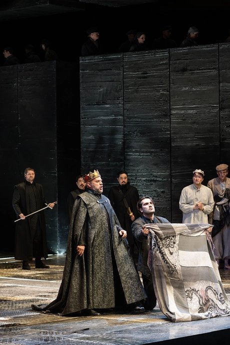 Alex Esposito als Philipp II., Jonathan Tetelman als Don Carlo