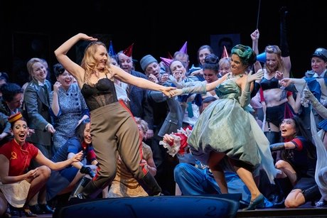 Angela Brower als Prinz Orlofsky, Meechot Marrero als Adele