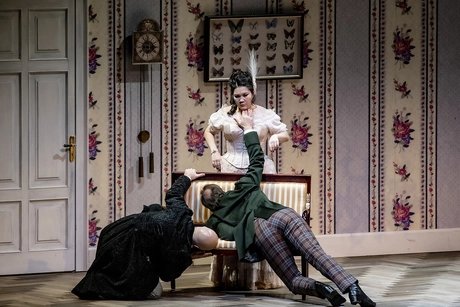 Philipp Jekal als Dr. Falke, Thomas Blondelle als Eisenstein, Hulkar Sabirova als RosalindeBettina Stöß