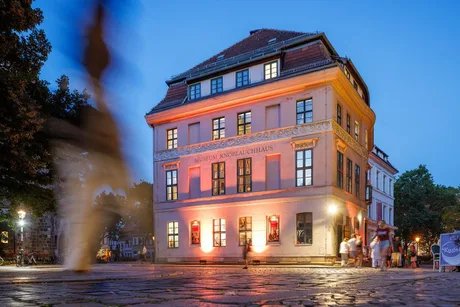 Das Museum Knoblauchhaus bei Nacht.