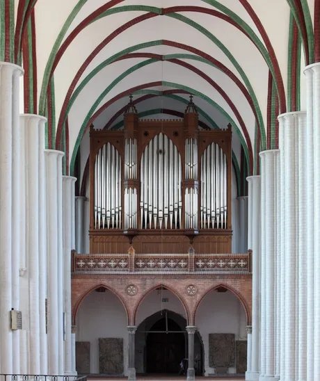 Blick durch den Kirchenrauf mit Kreuzgewölbe auf die Orgelempore