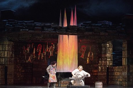 Clay Hilley als Siegfried, Ya-Chung Huang als Mime
