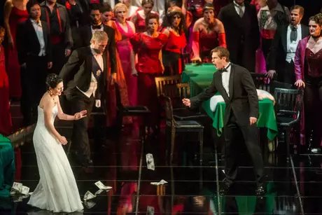 Elena Tsallagova als Violetta Valéry, Derek Welton als Baron Douphol, Matthew Newlin als Alfredo GermontMarcus Lieberenz