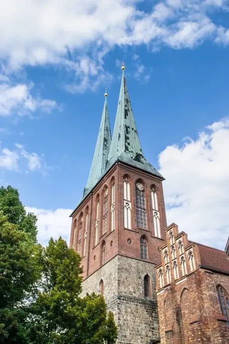 Blick von unten nach oben zur doppelten Kirchturmspitze der Nikolaikirche