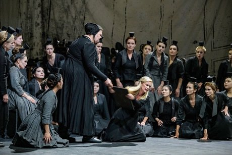 Damenchor der Deutschen Oper Berlin, Lauren Decker als Mary, Vida Miknevičiūtė als SentaBettina Stöß