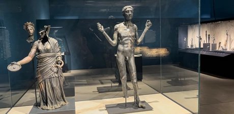 Ausstellungsansicht „Die Bronzen von San Casciano“, James-Simon-Galerie
