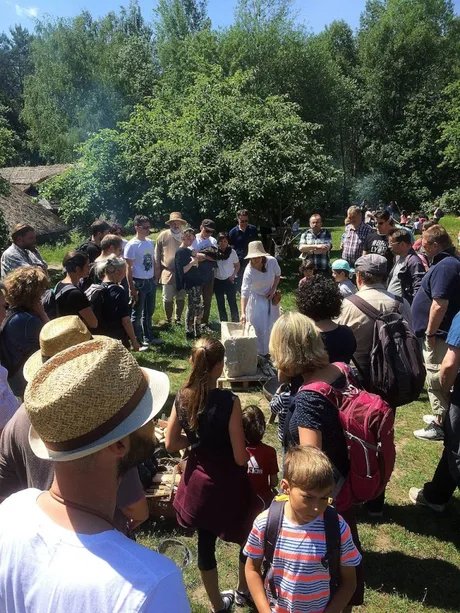 Publikum während einer Veranstaltung im Museumsdorf Düppel