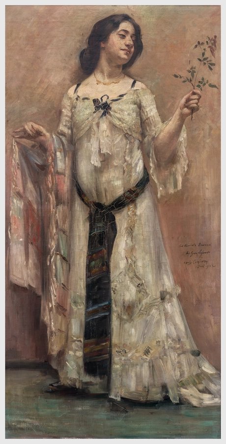 Gemälde einer Frau in einem weißen Kleid, die eine kleine Zweigspitze in der rechten Hand hält. Sie hat dunkles, zurückgebundenes Haar, trägt eine zarte Halskette und blickt mit einem leichten Lächeln zur Seite. Das Kleid ist verziert mit bunten Stof