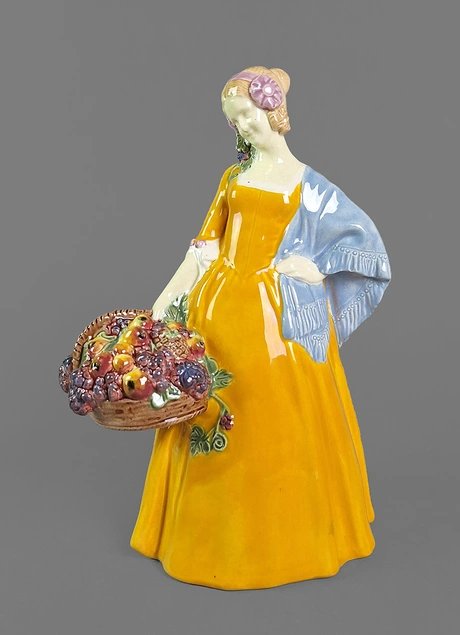 Dame mit Tuch und Blumen, Wiener Kunstkeramische Werkstätte, 1912, Johanna Meier-Michel (Zuschr.)