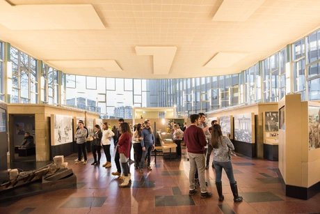 Eine Gruppe von Besuchern steht in der Dauerausstellung im Tränenpalast.