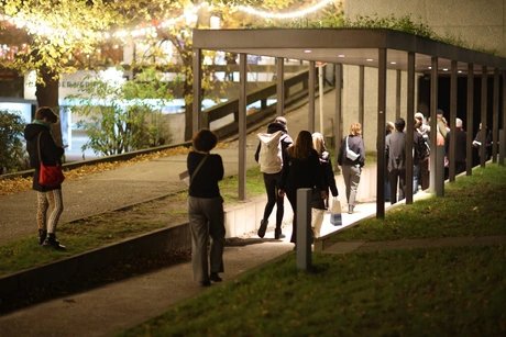 Mehrere Personen laufen zum Eingang der Seitenbühne des Haus der Berliner Festspiele. Mehrere Personen laufen zum Eingang der Seitenbühne des Haus der Berliner Festspiele.