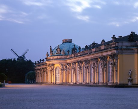 Schloss Sanssouci, Ansicht der Gartenseite von der oberen Terrasse, mit Historischer Mühle