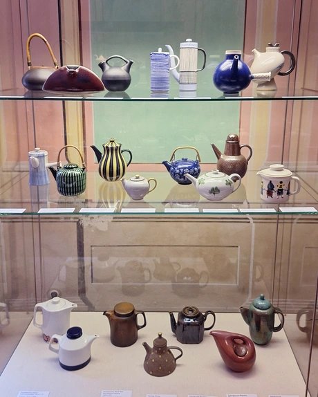 Eine von neun Vitrinen der "Kannen-Ausstellung"