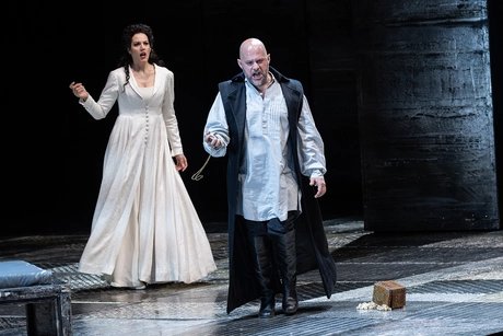 Alex Esposito als Philipp II., Federica Lombardi als Elisabeth von Valois