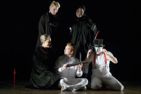 Philipp Jekal als Papageno, Attilio Glaser als Tamino, Kim-Lillian Strebel als 1. Dame, Annika Schlicht als 2. Dame, Ronnita Miller als 3. Dame