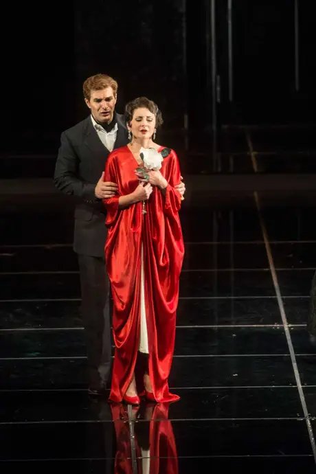 Matthew Newlin als Alfredo Germont, Elena Tsallagova als Violetta Valéry