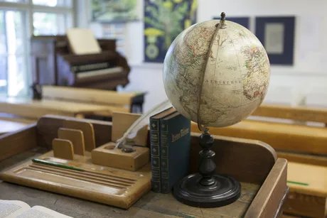 Historisches Klassenzimmer mit Globus
