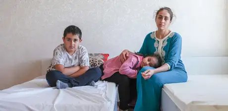 Snezhana S., 28 Jahre mit ihren Kindern aus Charkiw / Ukraine. Roma-Zentrum der Evangelisten, Edineț, Moldau 10/2022