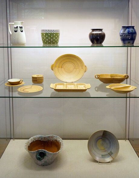 In der Mitte befinden sich seltene Entwürfe von Eva Stricker (-Zeisel) 1906-2011, die sie für die Steingutfabrik Chr. Carstens, Hirschau in den frühen 1930er Jahren fertigte.