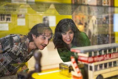 Besucherin und Besucher an einer Vitrine in der Ausstellung BerlinZEIT