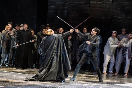 Alex Esposito als Philipp II., Jonathan Tetelman als Don Carlo