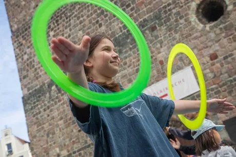 Mädchen mit historischem Spielzeug auf dem Nikolaikirchplatz