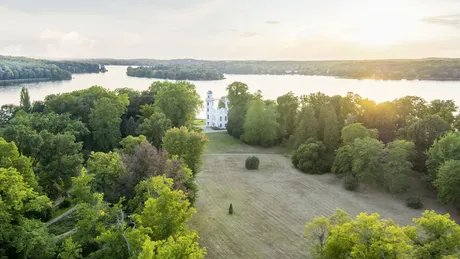 Pfaueninsel, Blick über die Große Schlosswiese zum Schloss