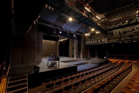 Bühne im UNI.T (Theater der UdK Berlin)