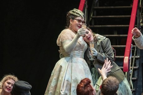 Hulkar Sabirova als Rosalinde, Katerina von Bennigsen als Adele