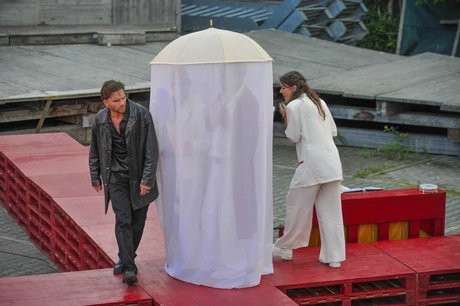 Hamlet aka Benjamin Krüger und Ophelia aka Helena Krey und im Versteck Polonius u Claudius