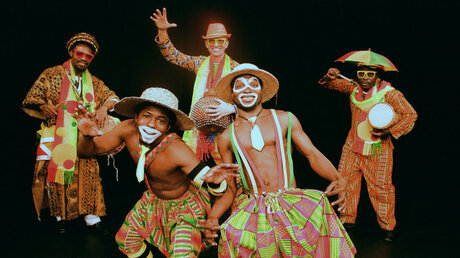 Musik, Tanz, Akrobatik - die Clownsshow aus Ghana - Adesa