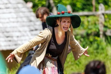 Die Märchenhexe Silberzweig während einer Vorführung im Museumsdorf Düppel