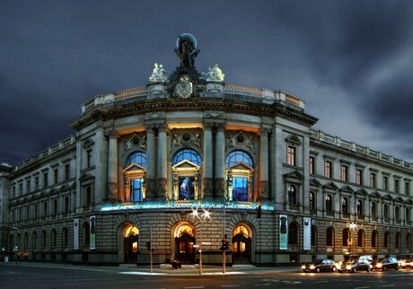 Fassade des Museums für Kommunikation bei Nacht