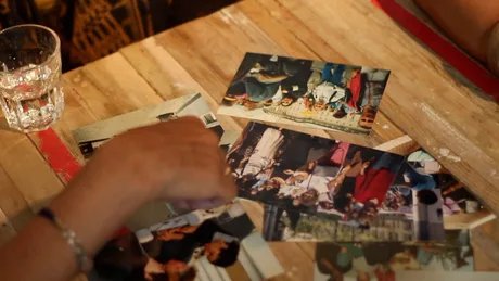 Filmstill „Die Mauer ist uns auf den Kopf gefallen“, Regie: Diane Izabiliza. In dem Film erzählen fünf migrantische Feministinnen von ihren Erfahrungen und antirassistischen Kämpfen nach dem Mauerfall.