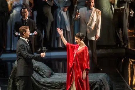 Matthew Newlin als Alfredo Germont, Elena Tsallagova als Violetta Valéry