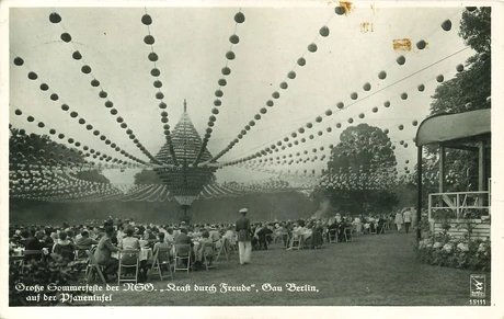 Zeitgenössische Postkarte mit der Beschriftung „Große Sommerfeste der NSDAP. „Kraft durch Freude“, Gau Berlin, auf der Pfaueninsel“