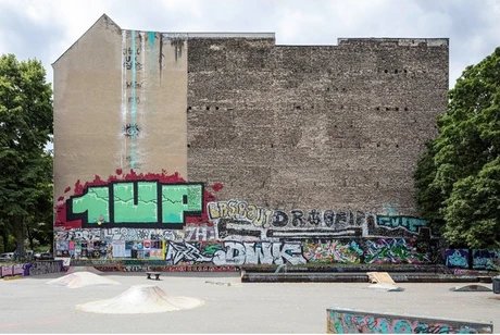 Haus mit buntem Graffiti am Maybachufer Haus mit buntem Graffiti am Maybachufer