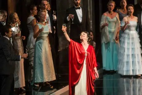 Elena Tsallagova als Violetta Valéry, Gideon Poppe als Gaston