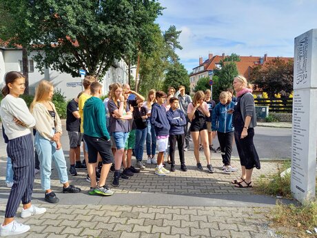 Historischer Ort Krumpuhler Weg. Führung für Schülerinnen und Schüler. Foto Henriette Panik © Museum Reinickendorf