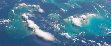 Abwechselnd tiefblaues und türkises Meer.