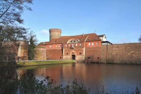 Es ist das Torhausund der Juliusturm der Zitadelle Spandau zu sehen.