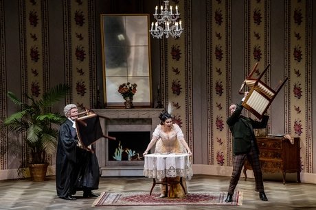 Jörg Schörner als Dr. Blind, Hulkar Sabirova als Rosalinde, Thomas Blondelle als EisensteinBettina Stöß