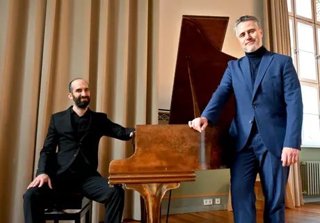 Simon Wallfisch (Bariton) und Daniel Seroussi (Klavier) am Klavier in der großen Aula im Mitte Museum. Simon Wallfisch (Bariton) und Daniel Seroussi (Klavier) am Klavier in der großen Aula im Mitte Museum.