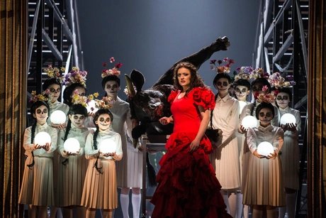 Clémentine Margaine als Carmen, Chor und Kinderchor der Deutschen Oper BerlinMarcus Lieberenz