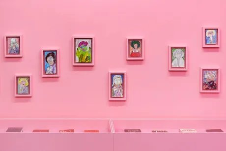 Vaginal Davis, Paintings, Installationsansicht, Vaginal Davis: The Wicked Pavilion, Galerie Bortolozzi, Berlin, 2021, Foto: GRAYSC © Vaginal Davis, Courtesy: die Künstlerin und Galerie Isabella Bortolozzi, Berlin