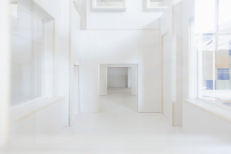 Innenansicht eines Architekturmodells des Haus am Waldsee aus weißer Pappe