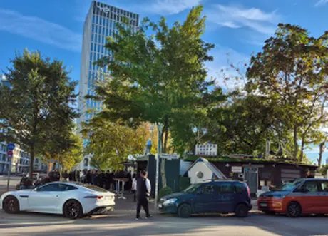 Schlange vor einem Imbiss in der Europacity, Torsten Flüh