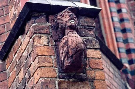 Foto des „Kaak“, der sowohl die originale Gerichtslaube des ehemaligen Berliner Rathauses im Schlosspark Babelsberg als auch deren Nachbau im Berliner Nikolaiviertel ziert