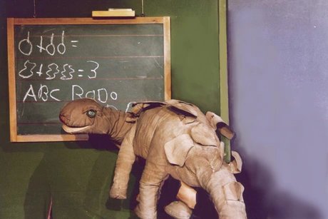 KEY VISUAL Herr Kluge und ein Dinosaurier in der Schule